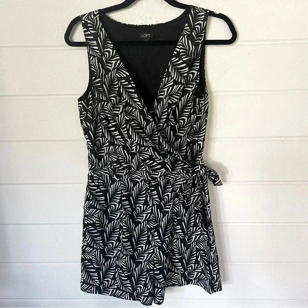 NWOT LOFT Black White Palm Leaf Print Sleeveless Wrap Romper Size 4